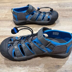 Keen Size 6 Blue and Gray Newport H2 Sandals with Toe Protection Magnet/Blue